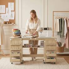 طاولة آلة خياطة قابلة للطي، منظم حديث قائم بذاته مع بابين، عجلات قابلة للقفل وتصميم قابل للطي، خشب هندسي، بلوط، لغرفة الخياطة وغرفة الحرف اليدوية والاستوديو المنزلي، لعشاق الخياطة والحرفيين - Natural Oak - مشاهدة 10