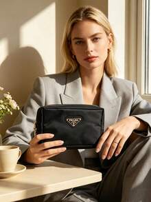 Prada 黑色尼龍大容量防水化妝收納包，便攜耐用拉鍊盥洗包，居家護膚品收納，旅行化妝品收納袋，實用優雅，適合送給好友的生日與節日禮物 - 黑色 - 查看 5