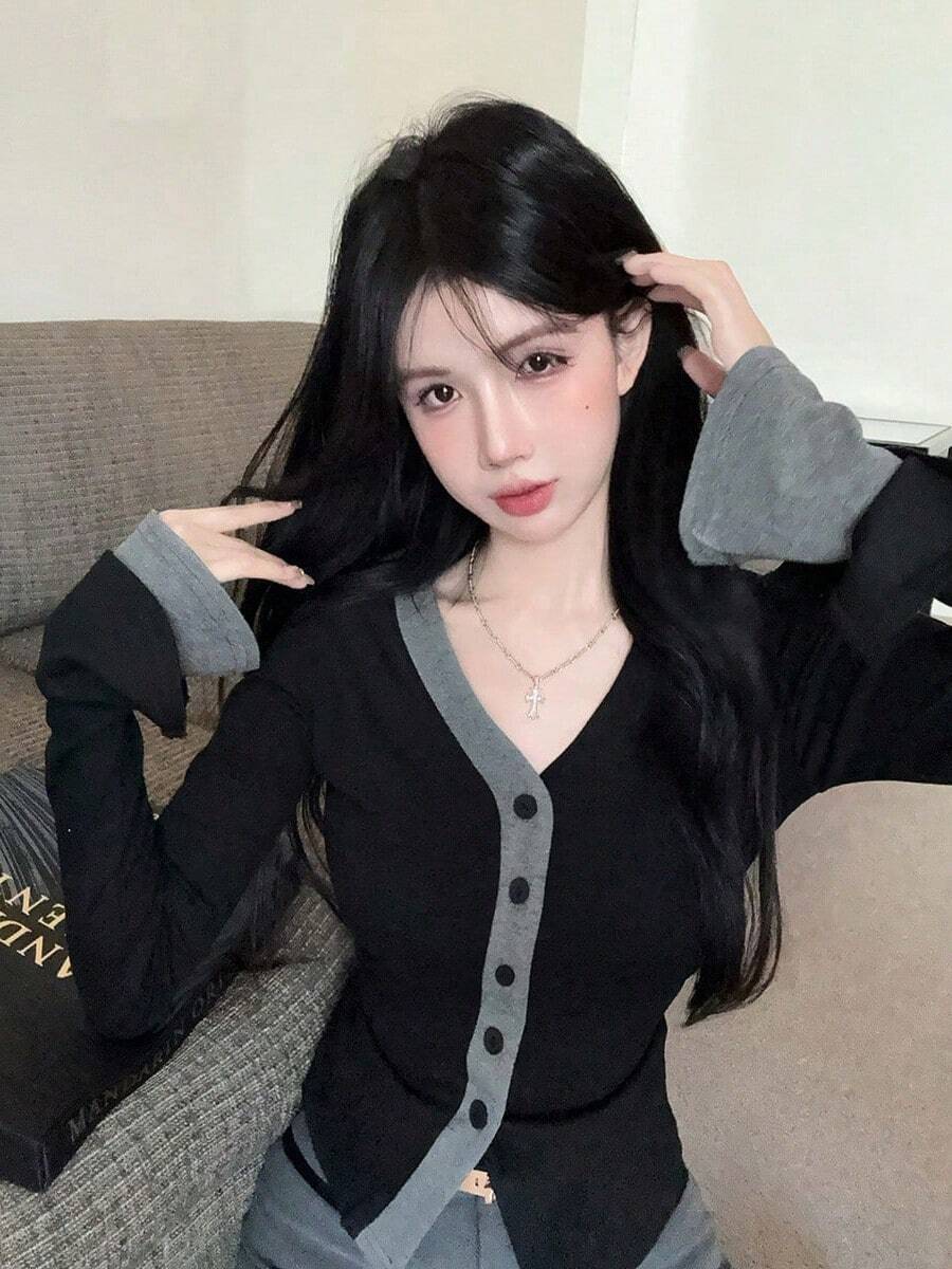 Elegant V-Neck Colorblock Bell Sleeve Long Sleeve T-Shirt Women Autumn Innerwear Outerwear Design Base Layer Top - Black and Gray - View 1
