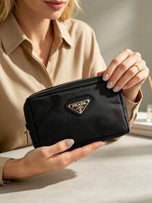 Prada 黑色尼龍大容量防水化妝收納包，便攜耐用拉鍊盥洗包，居家護膚品收納，旅行化妝品收納袋，實用優雅，適合送給好友的生日與節日禮物 - 黑色 - 查看 1