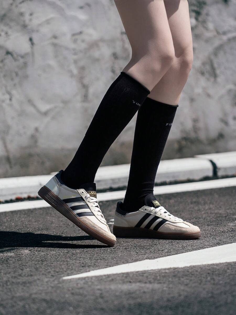 Adidas Originals 女款經典低筒復古運動鞋 HANDBALL SPEZIAL W 輕量舒適透氣休閒運動鞋 IE3698 - 米黃色/黑色 - 查看 1