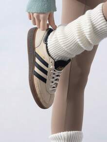 Adidas Originals 女款經典低筒復古運動鞋 HANDBALL SPEZIAL W 輕量舒適透氣休閒運動鞋 IE3698 - 米黃色/黑色 - 查看 4