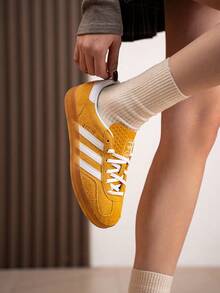 Adidas Originals 女款經典復古滑板鞋 GAZELLE INDOOR W，舒適透氣輕量極簡運動休閒鞋 KH6037 - 質感黃/白/金 - 查看 2