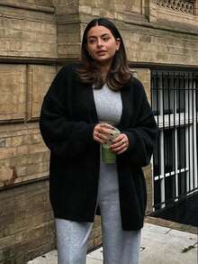 Yuu 秋冬黑色大尺碼女款優雅針織長袖開襟衫，純色經典高彈力毛衣 - 黑色 - 查看 3