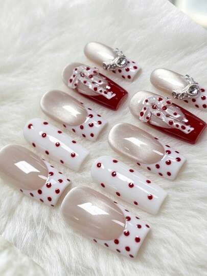 10 Stück mittelgroße konische quadratische Retro-Süß-Scharf-Stil Press-On-Nägel Set, rote Polka-Dot French Tip & Katzenaugen-Basismuster, 3D Polka-Dot Schleife mit Strass-Ketten-Dekoration, handgefertigte wiederverwendbare Kunstnägel für Frauen für tägliche Anlässe, Dates und Partys
