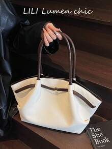 極簡優雅托特包，柔軟百褶包身搭配加長手提帶，對比飾邊點綴，正面金屬方扣設計，開口頂部方便取物，大容量內部收納，俐落輪廓，適合日常通勤與外出，易於搭配各種穿搭 - 米色 - 查看 4