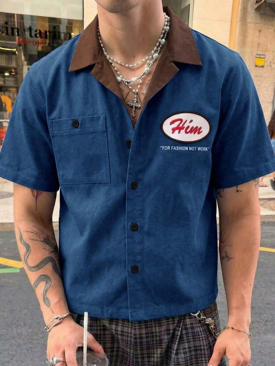 Top Estampada de Estilo Utilitário Masculina, Fit Solto, Top com Gola Contrastante, Parte Superior com Estampa de Emblema Retrô, Combinando Moda e Praticidade para Streetwear - Multicolorido - Visão 1