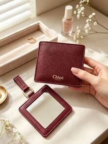 Chloé Gương cầm tay vuông gấp gọn bằng da nhân tạo vân hạt màu đỏ rượu vang, logo CHLOE dập nổi màu vàng, gương trang điểm di động có dây treo, quà tặng làm đẹp sang trọng cho nữ CHLOE-GIFT-22 - Màu nâu  Mocha - Xem 1
