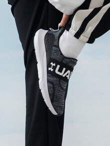 Under Armour 女款 UA W Surge 3 一腳蹬跑步鞋，輕量舒適透氣緩震運動休閒鞋 3026507-001 - 黑色/灰色 - 查看 2