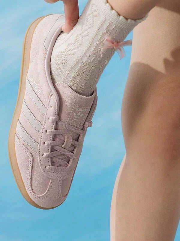 Adidas 新款運動鞋Gazelle女款復古德訓鞋低筒板鞋 - 灰粉紅色 - 查看 1