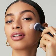 E.L.F.Liquid Poreless Putty Primer + Cica| Face Primer For Gripping Makeup, Visibly Reducing Redness & Soothing Skin, Vegan & Cruelty-Free - Original - View 4