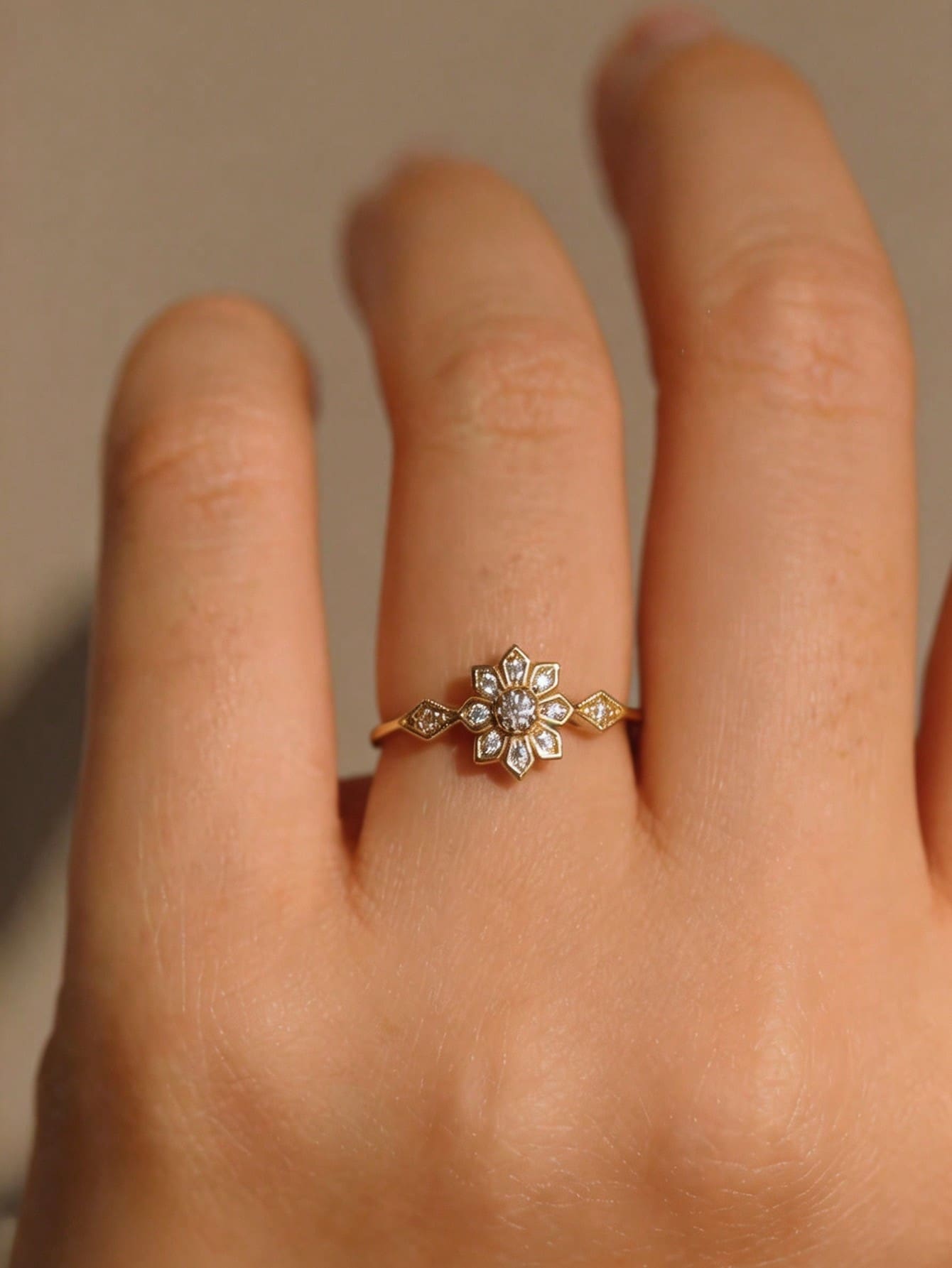 1pc Vintage Flower-Shaped Zirconia Inlaid Ring, Delicate Geometric Inlaid Women's Daily Finger Jewelry, No Packaging Box - Gold - View 1