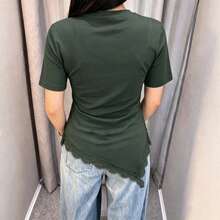 對比色蕾絲純色針織布料不對稱女款T恤，適合居家、日常穿著、返校、派對、春夏休閒，美學風格 - 軍綠色 - 查看 2