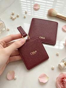 Chloé Gương cầm tay vuông gấp gọn bằng da nhân tạo vân hạt màu đỏ rượu vang, logo CHLOE dập nổi màu vàng, gương trang điểm di động có dây treo, quà tặng làm đẹp sang trọng cho nữ CHLOE-GIFT-22 - Màu nâu  Mocha - Xem 6