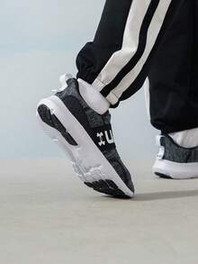 Under Armour 女款 UA W Surge 3 一腳蹬跑步鞋，輕量舒適透氣緩震運動休閒鞋 3026507-001 - 黑色/灰色 - 查看 4