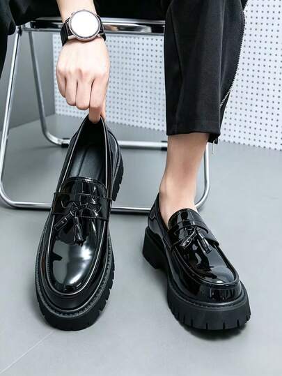 Sepatu Loafer Pria Serbaguna untuk Bisnis Kasual dengan Sol Tebal, Model Slip-On Penambah Tinggi Badan, Warna Hitam & Putih Kombinasi Warna.