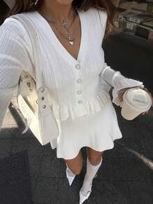 女款白色針織兩件式套裝，V領前開扣開襟衫上衣，長袖荷葉邊下擺毛衣搭配喇叭迷你裙，優雅秋季返校穿搭 - 白色 - 查看 5