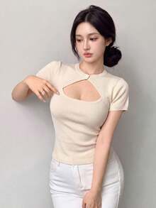 女士短袖单扣针织上衣，性感街头风甜美剪裁，镂空设计，适合女孩、年轻女性和女士穿着，是春夏日间/夜晚、早午餐、度假、复活节、返校和节假日的理想之选。 - 杏色 - 查看 2