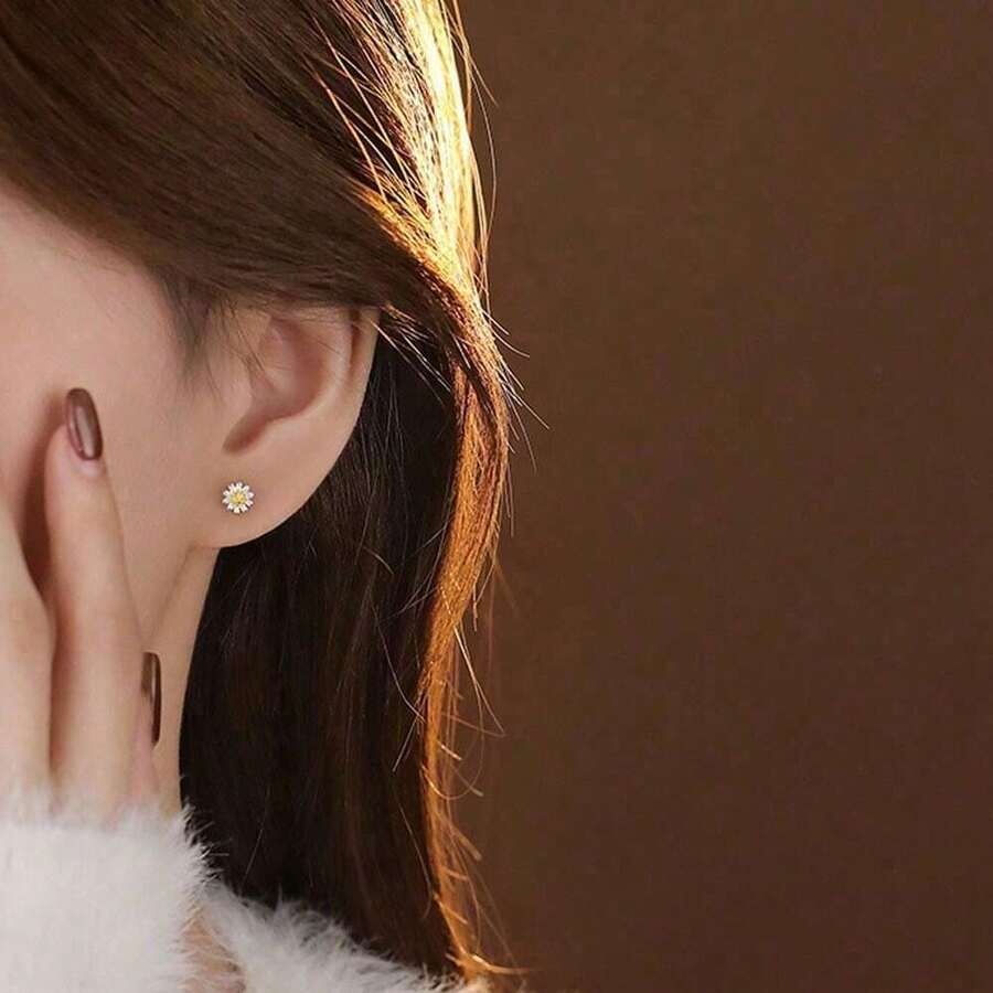 1 Pair, Delicate And Versatile Daisy Earrings, Small And Fresh Design Flower Earrings, Suitable For Daily Commuting Wear - Multicolor - View 1