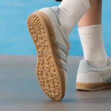 Adidas Sepatu Sneakers Low-Top Retro German Training Wanita Gazelle Terbaru - Abu-abu Hijau - View 5