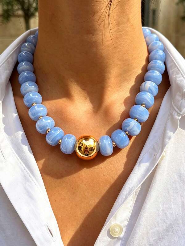 1 pièce Collier vintage français élégant style bohème coloré bleu résine acrylique asymétrique ovale perles boule dorée pendentif minimaliste pour femmes et hommes réglable ensemble unique exagéré Y2K chaîne superposée chaîne Y chaîne clavicule chaîne pull convient pour femmes toutes saisons plage vacances fête dîner en soirée festival de musique rendez-vous cadeau port quotidien bijou polyvalent