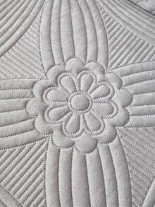 1件純色超音波沙發套，3D條紋設計提花絎縫沙發墊，溫暖柔軟，寵物友善防刮，四季適用，適用於客廳、臥室、戶外，適合1/2/3/4人座沙發 - 淺灰色 - 查看 8