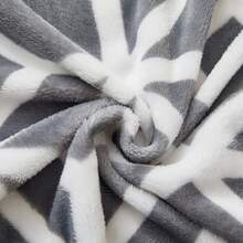 Grey And White Geometric Flannel Blanket, Soft Lightweight Microfiber Throw For Bed, Sofa And Travel, Available In 130x160cm, 160x220cm And 220x240cm - Grey - View 8
