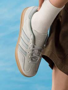 Adidas Sepatu Sneakers Low-Top Retro German Training Wanita Gazelle Terbaru - Abu-abu Hijau - View 1
