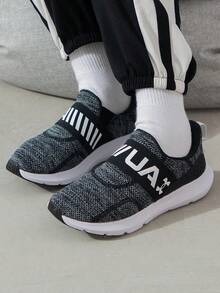 Under Armour 女款 UA W Surge 3 一腳蹬跑步鞋，輕量舒適透氣緩震運動休閒鞋 3026507-001 - 黑色/灰色 - 查看 3