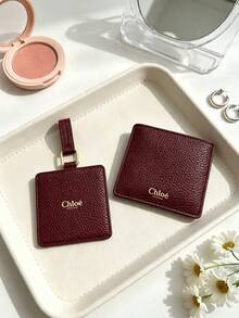 Chloé Gương cầm tay vuông gấp gọn bằng da nhân tạo vân hạt màu đỏ rượu vang, logo CHLOE dập nổi màu vàng, gương trang điểm di động có dây treo, quà tặng làm đẹp sang trọng cho nữ CHLOE-GIFT-22 - Màu nâu  Mocha - Xem 2