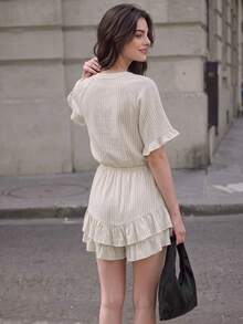 Rok celana model romper dengan motif garis-garis, kerah V, tali pengikat di depan, lengan pendek berkerut, dan pinggang elastis. - Aprikot - View 2