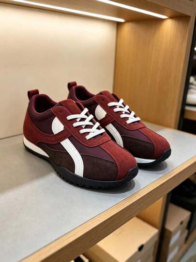 2026 Chaussures de sport vintage bordeaux à 4 rayures blanches ondulées pour femmes, baskets décontractées à patchwork en daim à tige basse, chaussures de navette polyvalentes à semelle souple antidérapante, chaussures de jogging légères à semelle plate pour étudiants pour un port quotidien en Europe, en Amérique et en Asie du Sud-Est, chaussures de sport décontractées rétro de niche pour femmes toutes saisons avec design à patchwork à lacets pour la maison