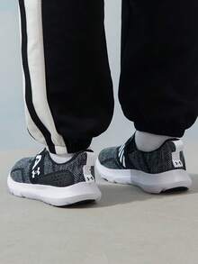 Under Armour 女款 UA W Surge 3 一腳蹬跑步鞋，輕量舒適透氣緩震運動休閒鞋 3026507-001 - 黑色/灰色 - 查看 5