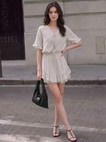 Rok celana model romper dengan motif garis-garis, kerah V, tali pengikat di depan, lengan pendek berkerut, dan pinggang elastis. - Aprikot - View 10