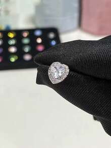 1件甜酷風愛心水鑽耳釘 螺絲耳背 軟骨耳夾耳釘 多功能精緻 女款 - 滿鑽愛心耳釘 - 查看 2