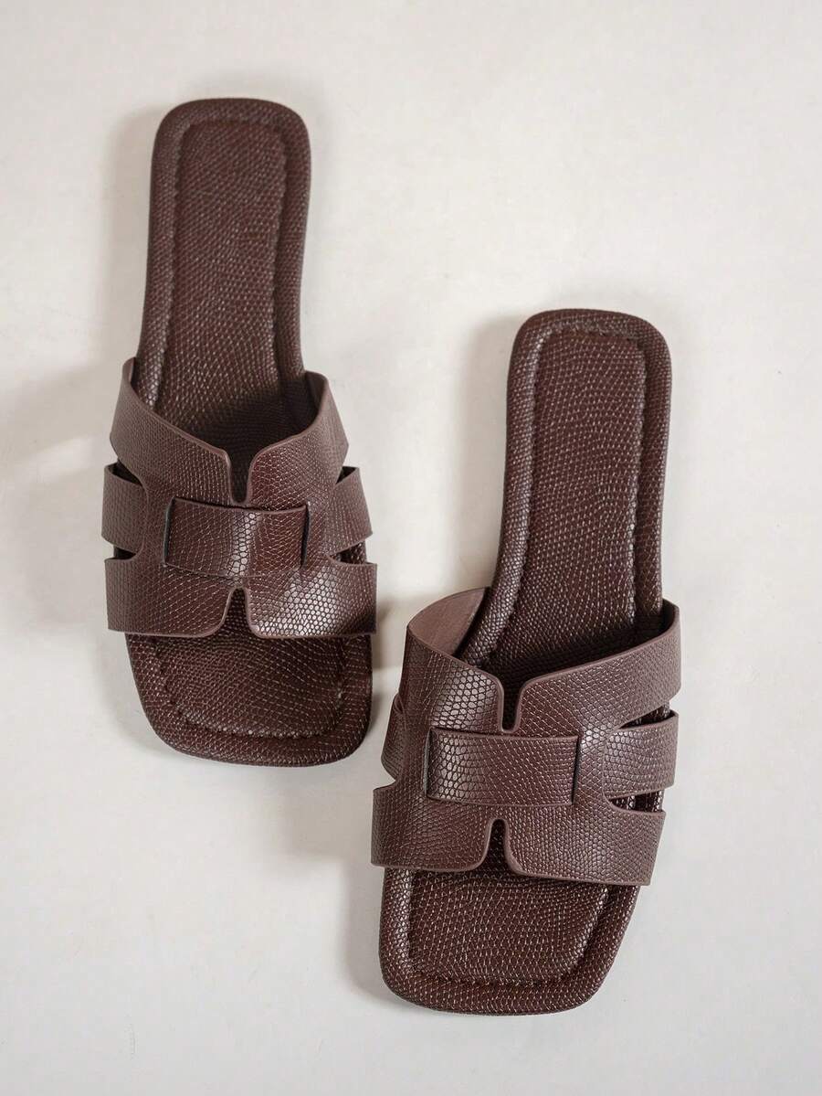 MICCOM Sandalias planas de moda para mujer, sandalias negras de punta cuadrada y abierta sin cordones, versátiles para primavera/verano, nuevas llegadas, estéticas - Color caoba - Ver 1