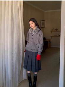 優雅女款灰色長版針織開襟外套，柔軟人造毛領與鈕扣前襟，適合冬季穿著 - 淺灰色 - 查看 4