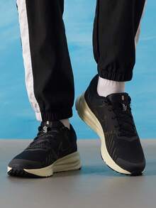 NIKE RUN DEFY 男款輕量運動跑步鞋 透氣舒適緩震休閒鞋 HM9594 - 黑/淺卡其色 - 查看 4