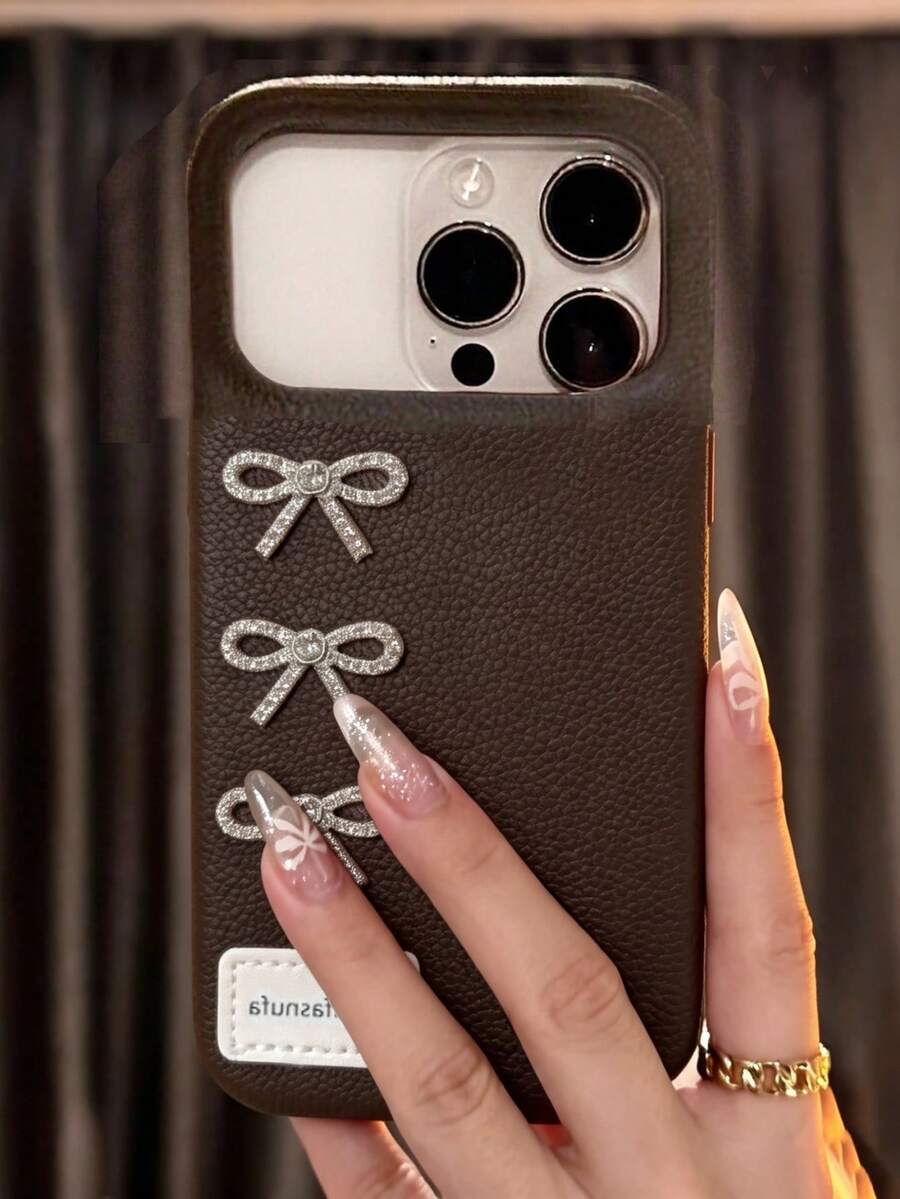 بطانية خلفي واقي بتصميم فينتج ثلاثي الأبعاد مع فيونكة وملمس جلد الليتشي البني، متوافق مع آيفون 18 برو ماكس، 18 برو، 17 برو ماكس، 17 برو، 16، 15، 14، 13 برو ماكس، 16، 14، 15، 17، غلاف ناعم بسيط مقاوم للصدمات - بني + 3 فيونكات - مشاهدة 1