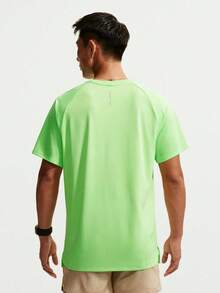 Nike Kaos Rajut Lengan Pendek Tanpa Kerah Pria AS M NK AF STRIDE SS TOP TIH0746-702 - Hijau - View 2