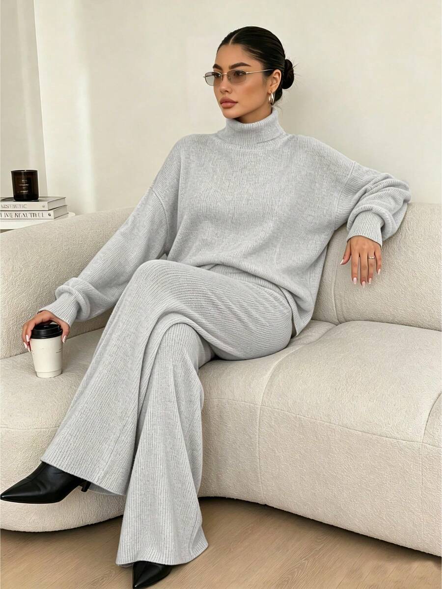 Conjunto Feminino de Tricô Elegante com Blusa Gola Alta e Calça Pantalona de Perna Reta - Cinza Claro - Visão 1