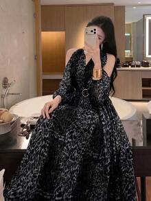 女款優雅性感現代長袖印花露肩洋裝，附客製腰帶，時尚喇叭顯瘦設計，黑色度假風 - 黑色 - 查看 1