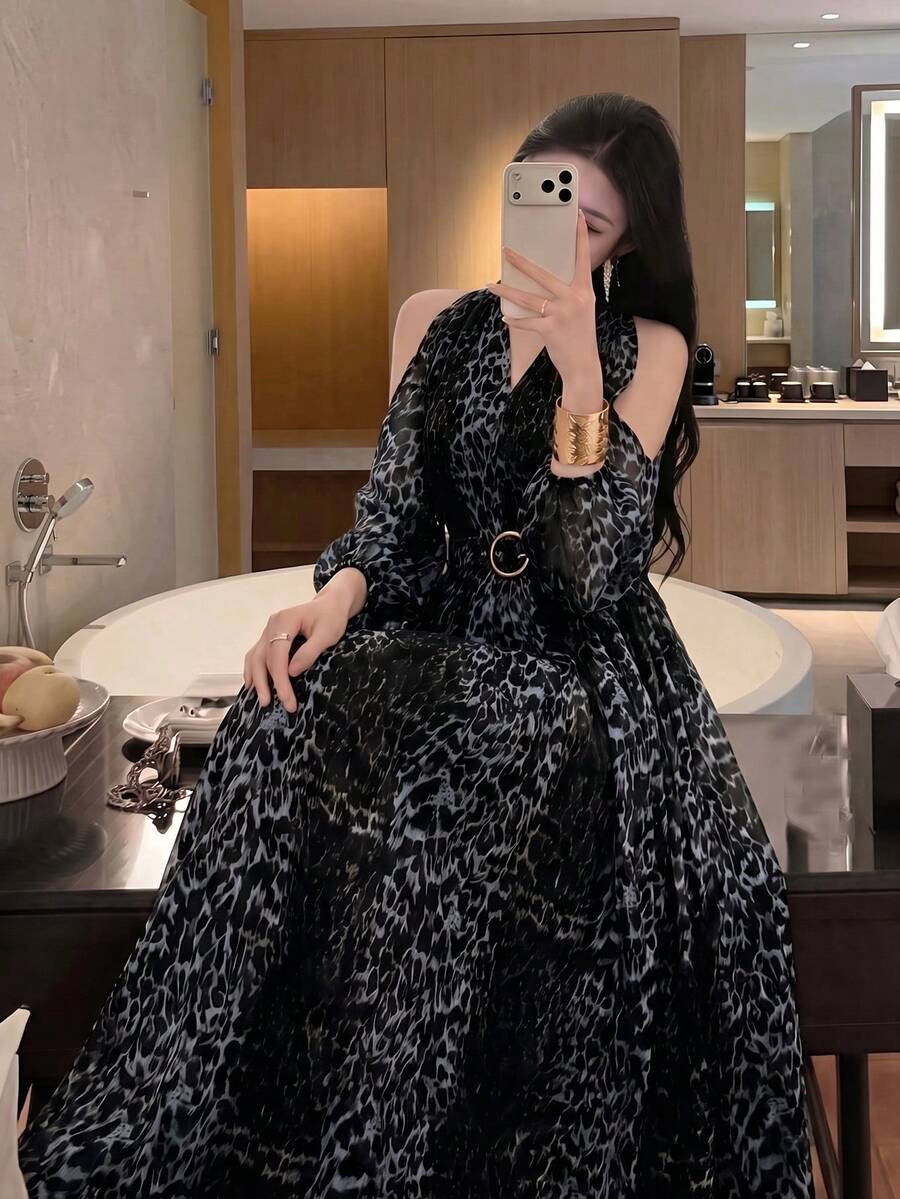 女款優雅性感現代長袖印花露肩洋裝，附客製腰帶，時尚喇叭顯瘦設計，黑色度假風 - 黑色 - 查看 1