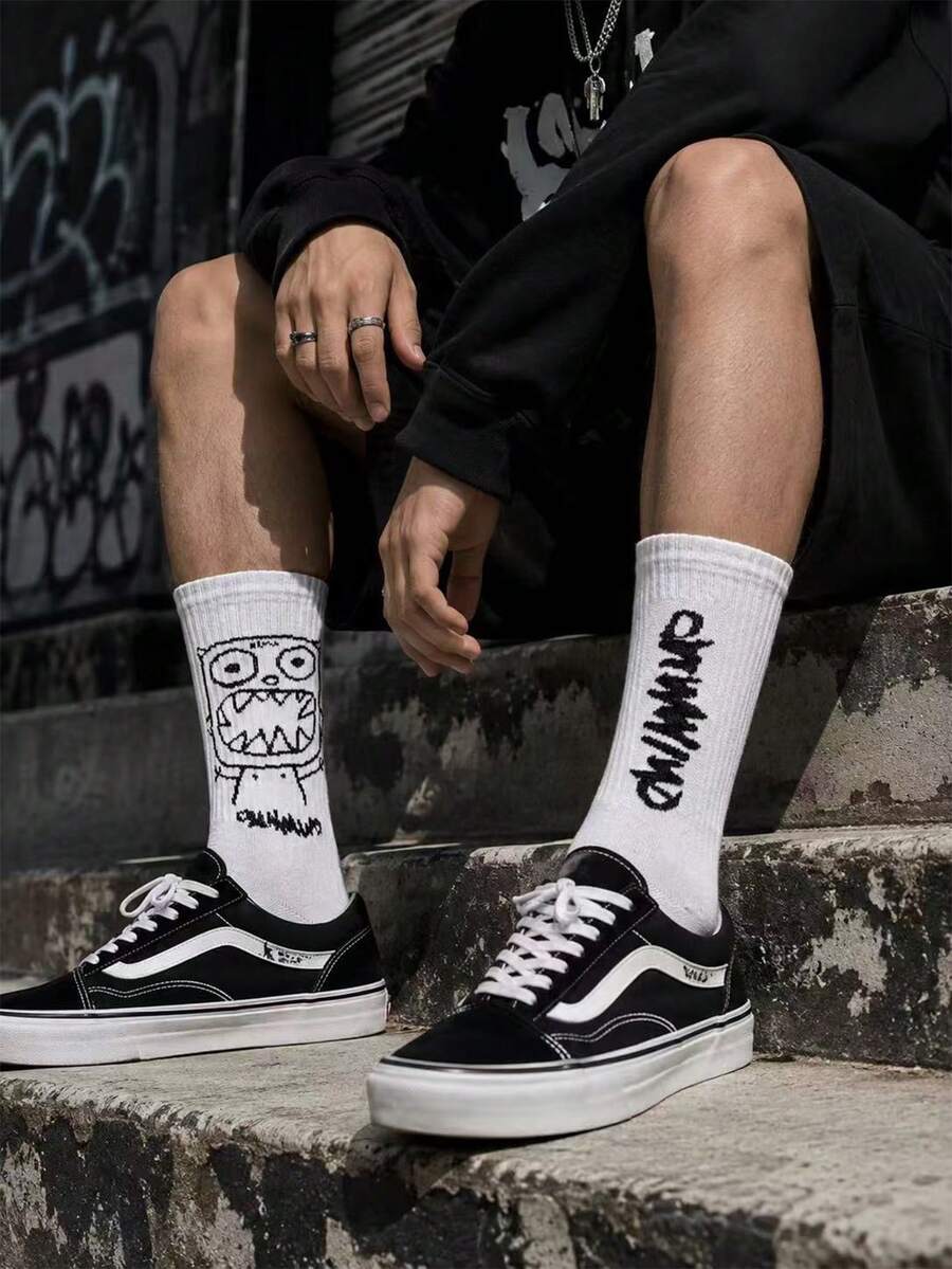 2 Pasang Kaos Kaki Setengah Betis Unisex Motif Huruf Monster Grafiti Hitam Putih - MultiWarna - View 1
