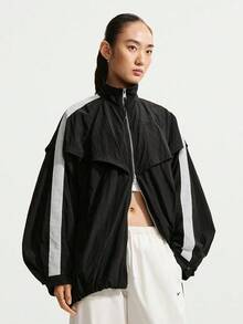 Nike Jaket Olahraga Lengan Panjang Wanita Minimalis dengan Resleting dan Desain Blok Warna - Hitam - View 1
