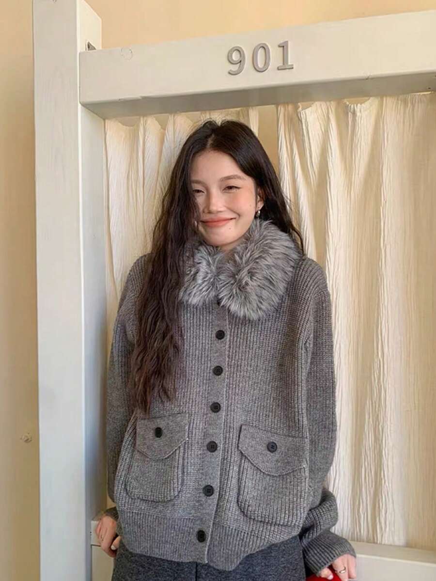 優雅女款灰色長版針織開襟外套,柔軟人造毛領與鈕扣前襟,適合冬季穿著 - 淺灰色 - 查看 1