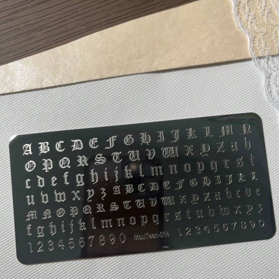 Mouteen MouTen014 哥德式復古字母美甲印花板，古英文字母與數字美甲轉印模板