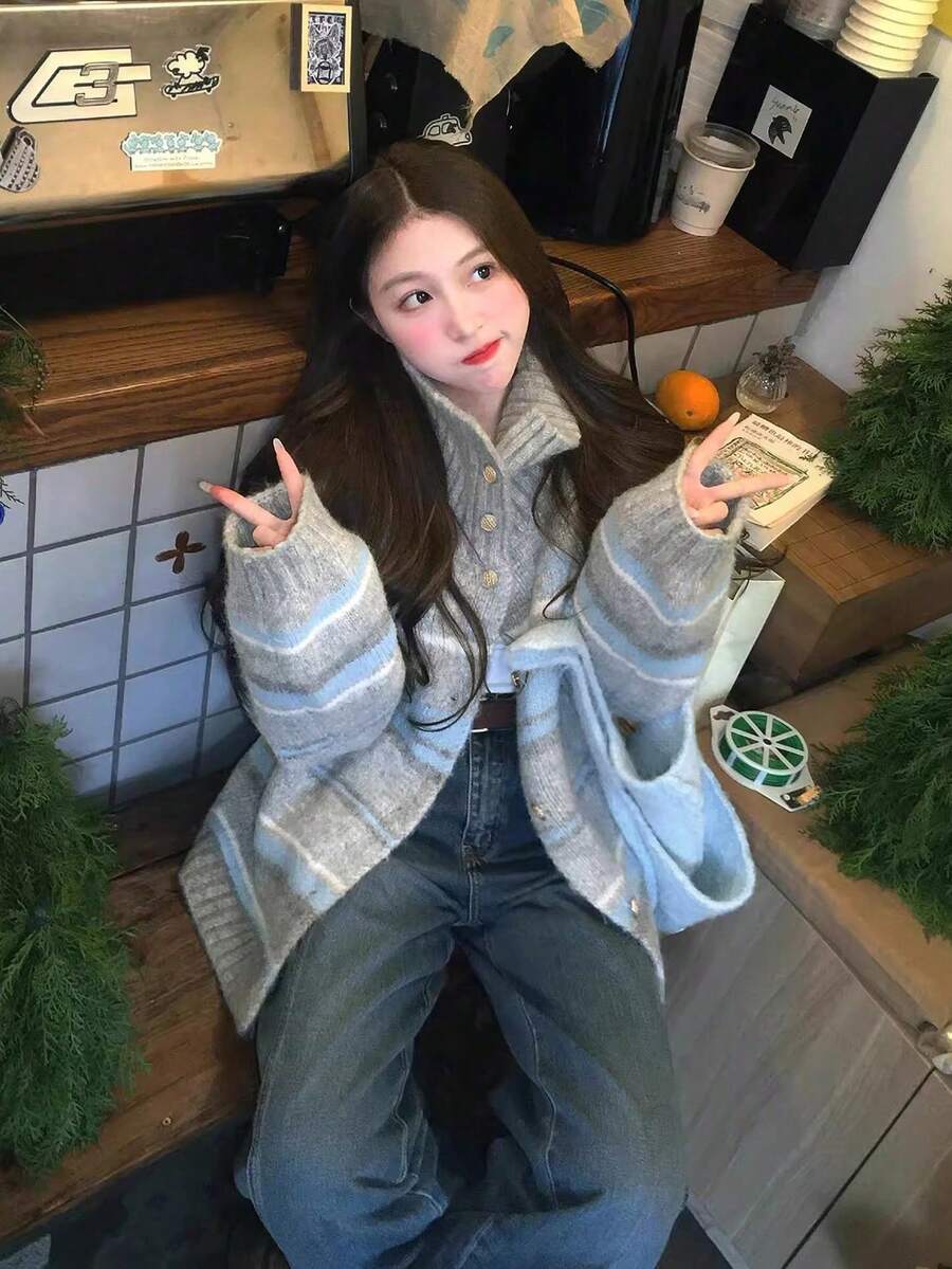 女款甜美柔美風高領條紋針織開襟毛衣外套 冬季新款 寬鬆顯瘦 百搭針織上衣 - 灰色 - 查看 1