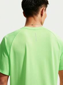 Nike Kaos Rajut Lengan Pendek Tanpa Kerah Pria AS M NK AF STRIDE SS TOP TIH0746-702 - Hijau - View 4