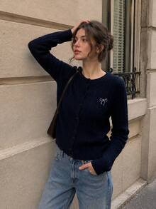 Cardigan Rajut Kabel Warna Navy untuk Wanita dengan Pita Bordir, Sweater Lengan Panjang Leher Bulat dengan Kancing Depan untuk Musim Gugur & Musim Dingin - Navy Blue - View 4